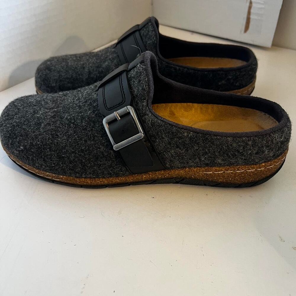 Earth gray felt clogs with black buckles